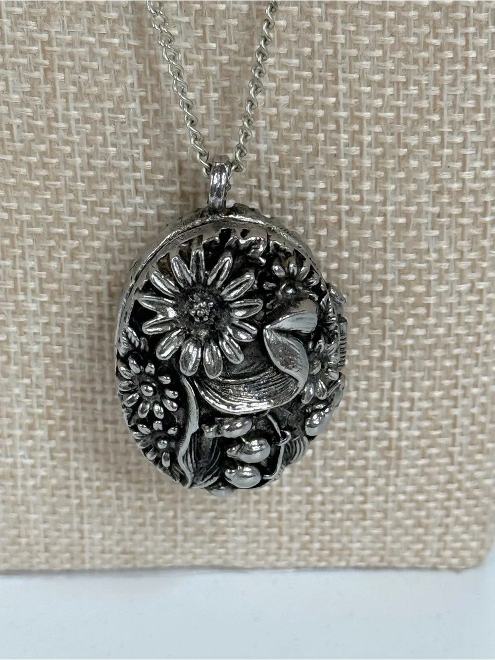 Vintage Endura peekaboo pendant watch locket floral silver tone necklace